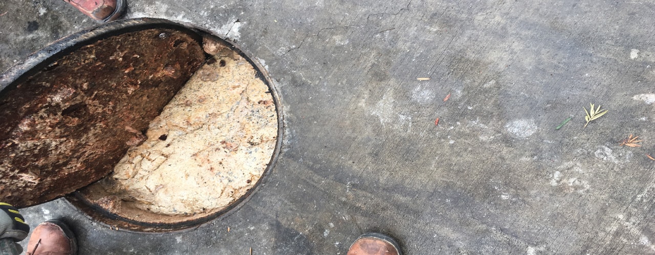 grease trap spill clean up, cleaning up grease interceptor spills from grease trap. How to remove oil from restaurants. These devices are desined to reduce the risk of overflows that can spill all over the parking lot.  Cost of cleaning a spill can be very costly.